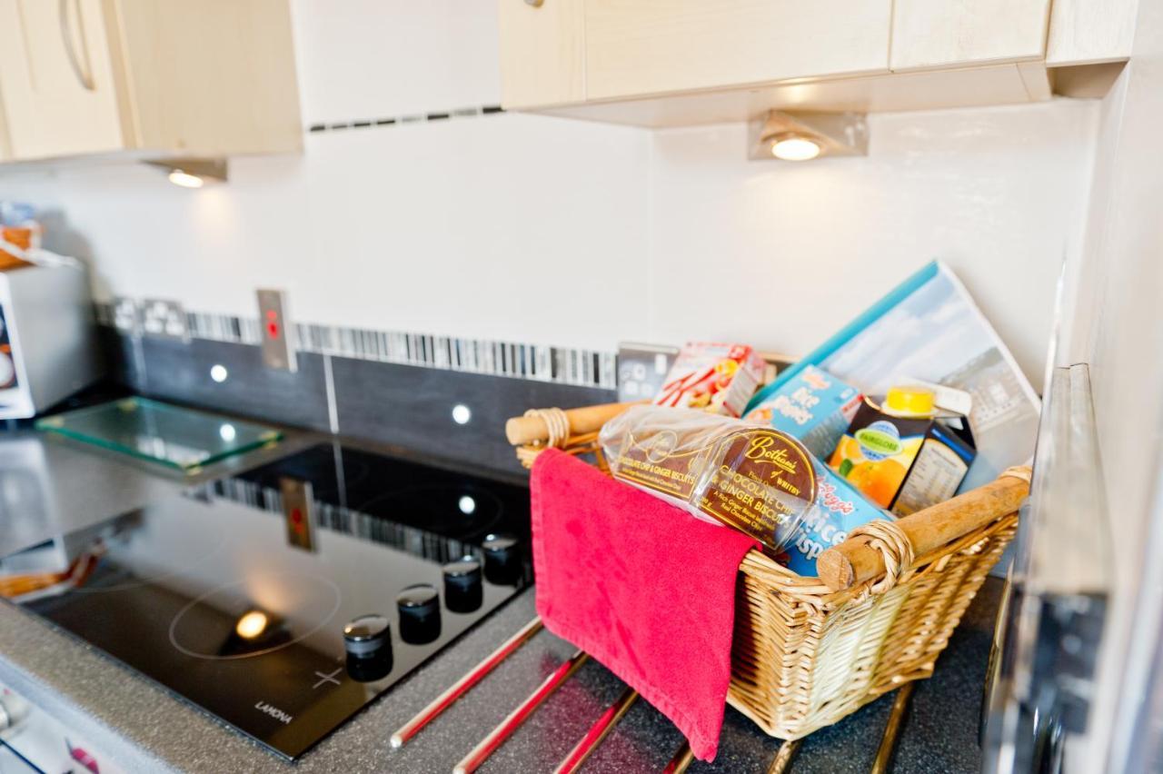 Watermark Apartments ويتبي الغرفة الصورة