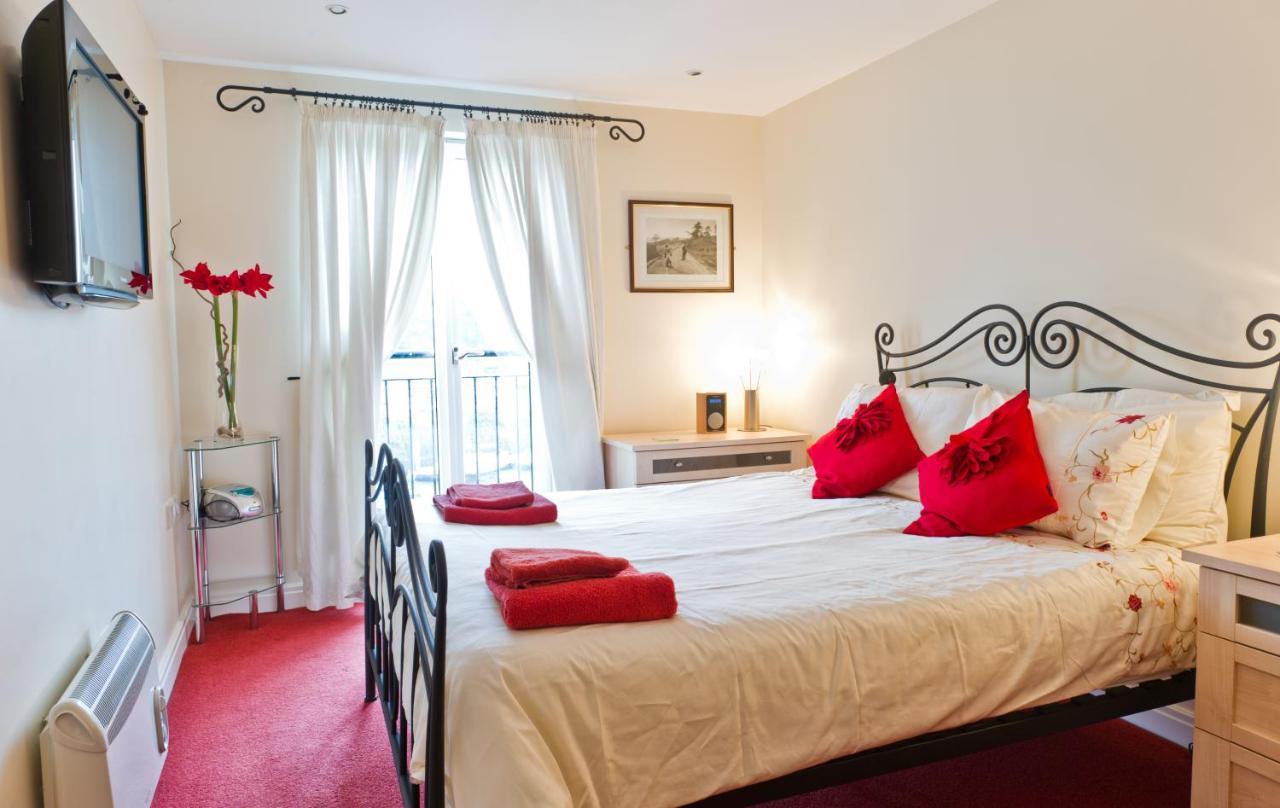 Watermark Apartments ويتبي الغرفة الصورة